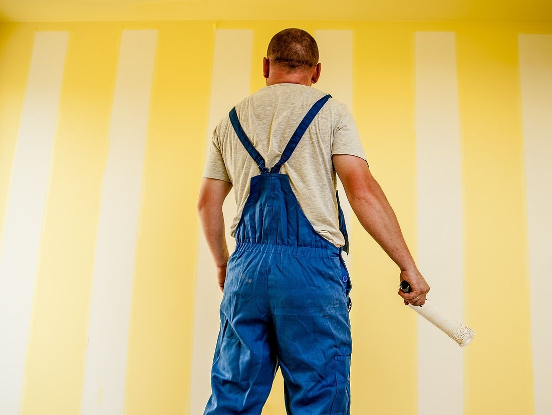 hombre pintando pared